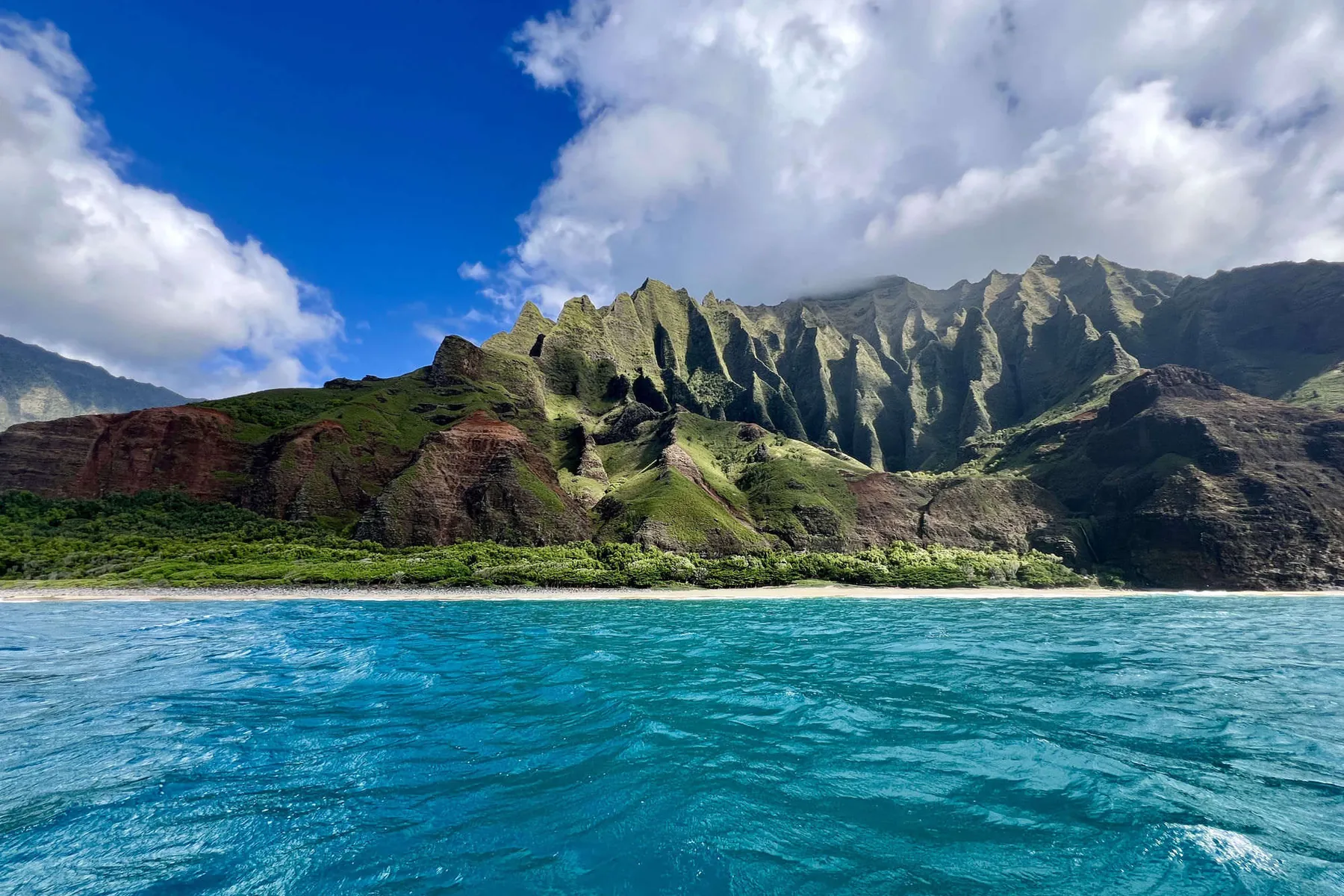Blick vom Boot auf die schroffe Nā-Pali-Küste auf Kauai, Hawaii