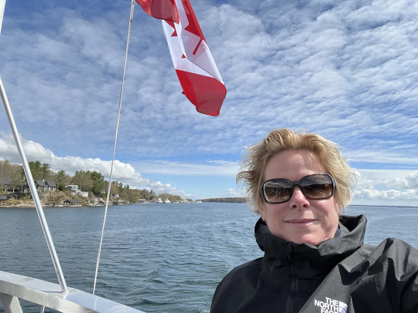 Katrin Wissem auf einem Boot unter kanadischer Flagge