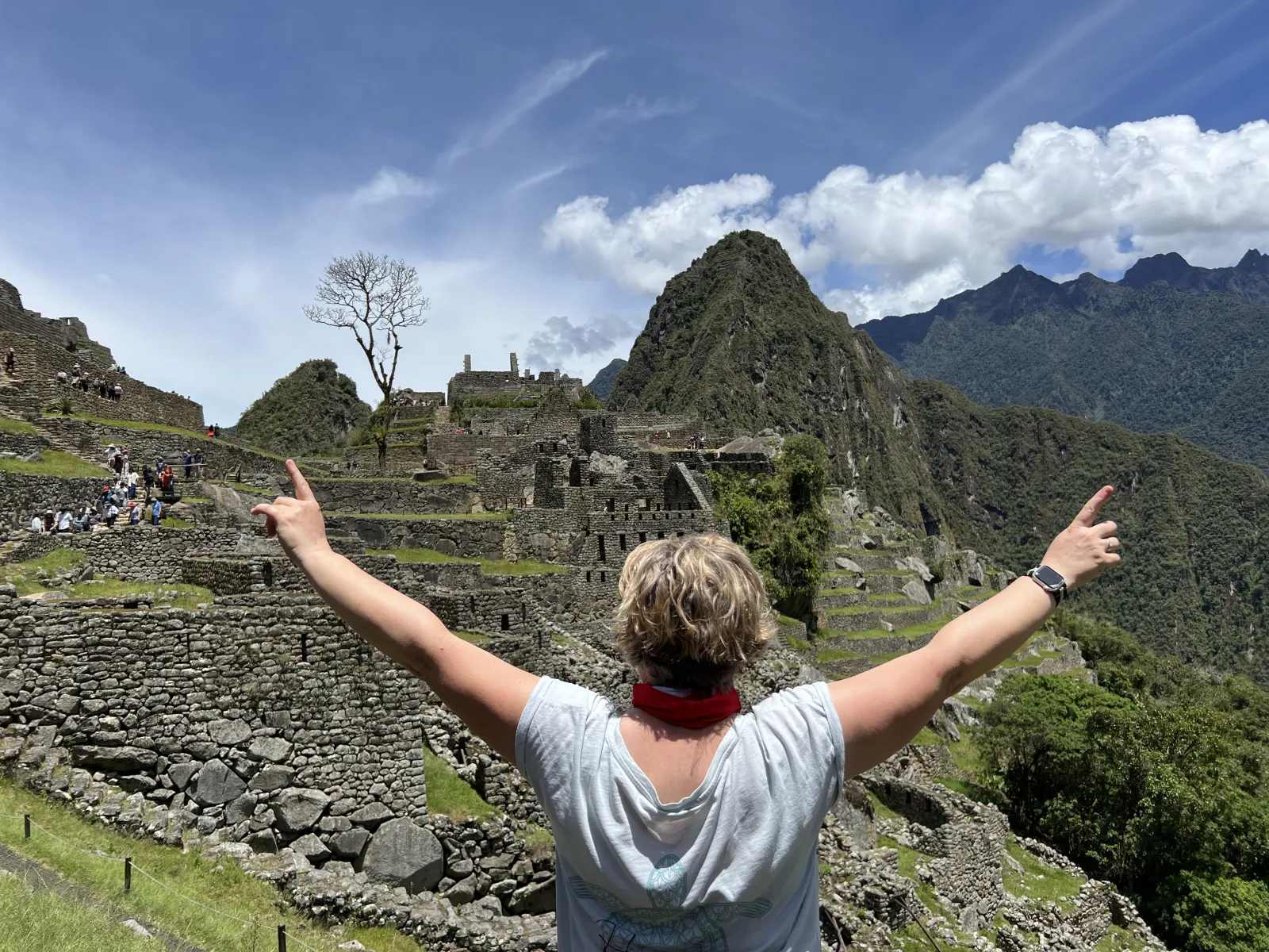 Katrin Wissem mit ausgebreiteten Armen vor Machu Picchu in Peru