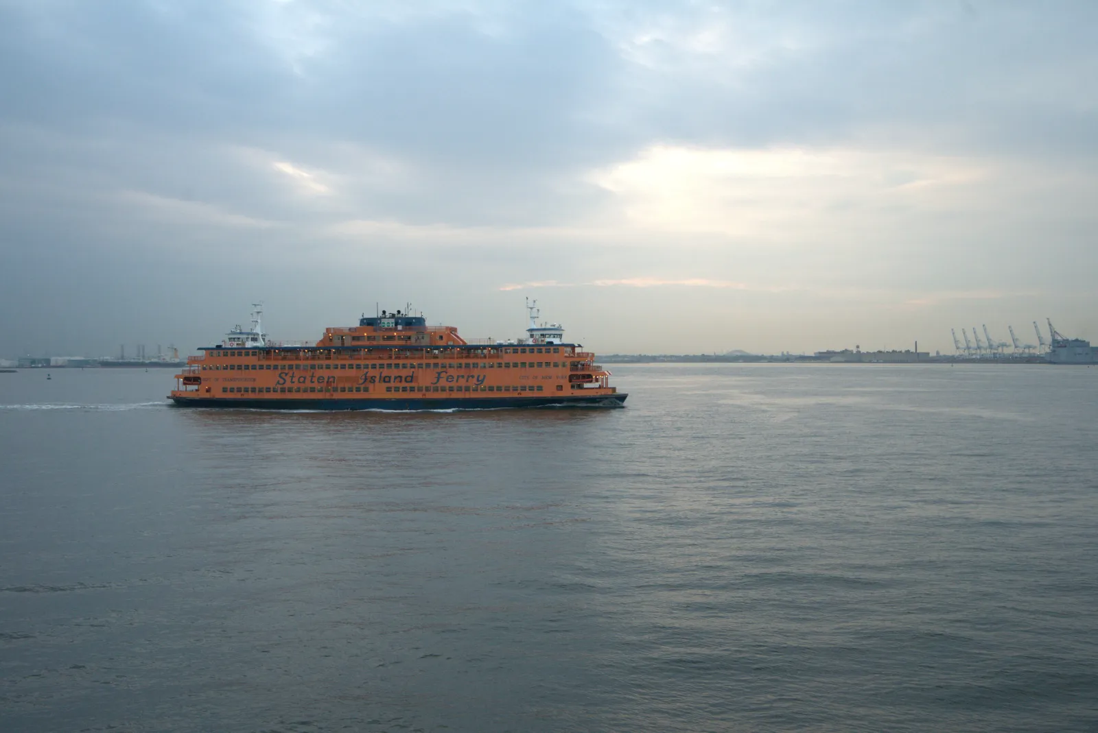 Blick von der Staten Island Ferry auf die Skyline von New York